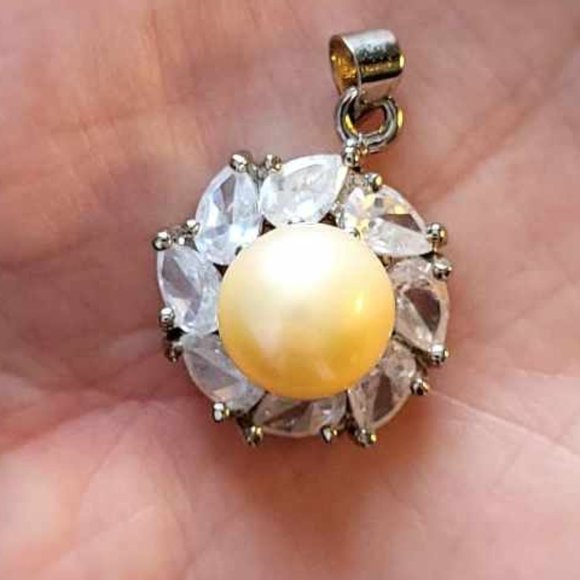 18kt Plated Pearl Pendant - Picture 6 of 7